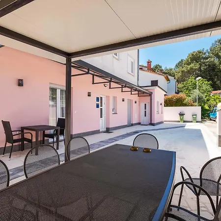 Gostinjska kuća And Flora