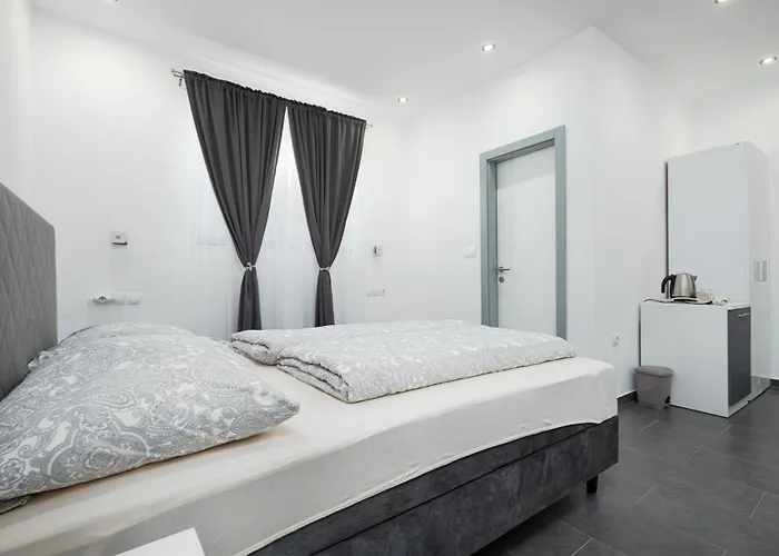 Gostinjska kuća And Flora 3*