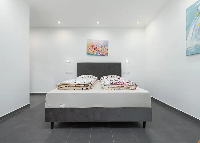 And Flora Gostinjska kuća 3*