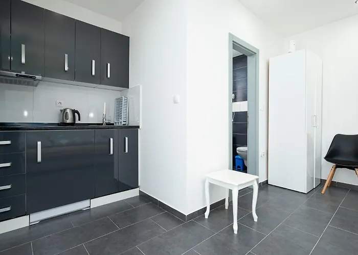 Gostinjska kuća And Flora 3*