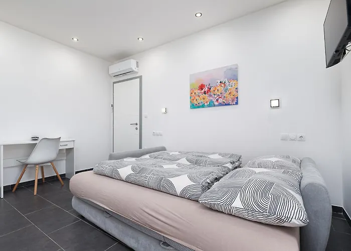 Gostinjska kuća And Flora 3*