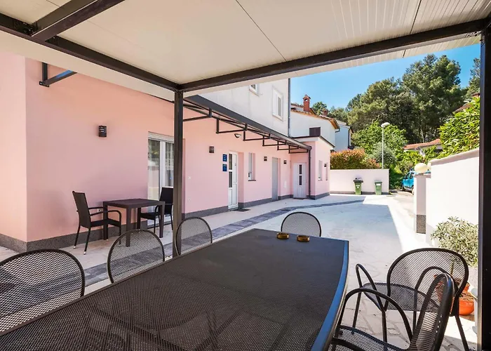 Gostinjska kuća And Flora