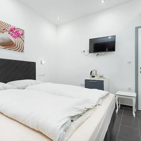 Guest house And Flora 3*