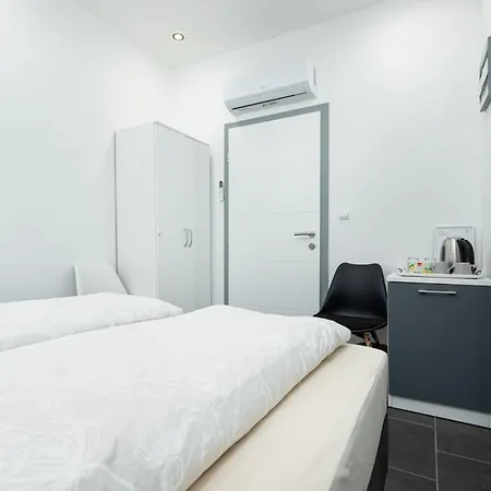 Gasthuis And Flora 3*