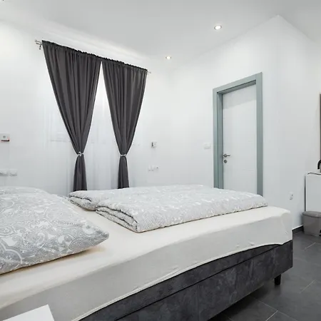 Gasthuis And Flora 3*